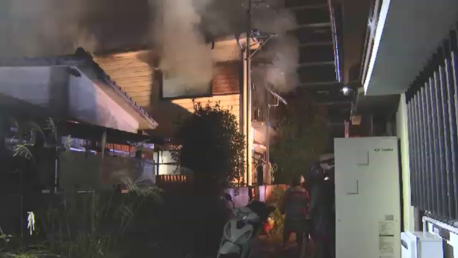 意識不明の住人男性死亡　久留米市で2階建て住宅焼く火事　2階押し入れ付近の燃え方激しく　火事の原因調べる　福岡