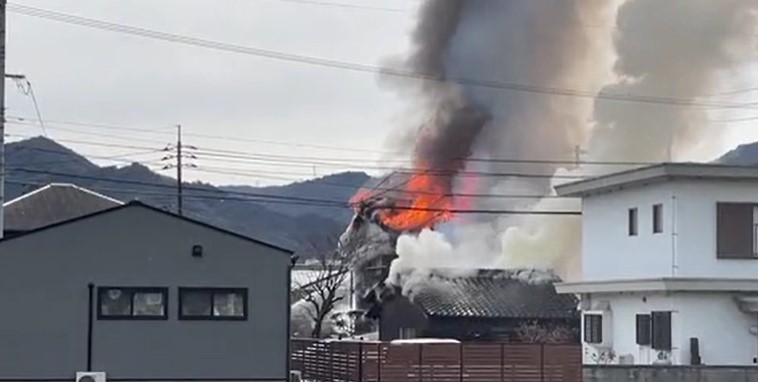 炎と黒煙を上げて激しく焼ける　住宅で火事　隣接するアパートで窓ガラスが溶ける被害も　山口市